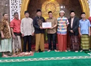 Sekwan Kota Makassar Wakili Wali kota Serahkan Bantuan ke Masjid Jannatul Firdaus Biring Romang