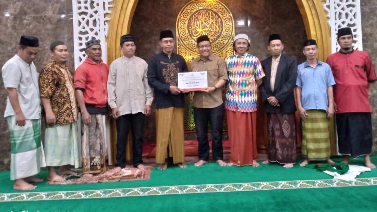 Sekwan Kota Makassar Wakili Wali kota Serahkan Bantuan ke Masjid Jannatul Firdaus Biring Romang