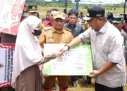 Usai Tanam Sukun, Pj Gubernur Sulsel Serahkan Bantuan Darurat dan Logistik Longsor di Luwu