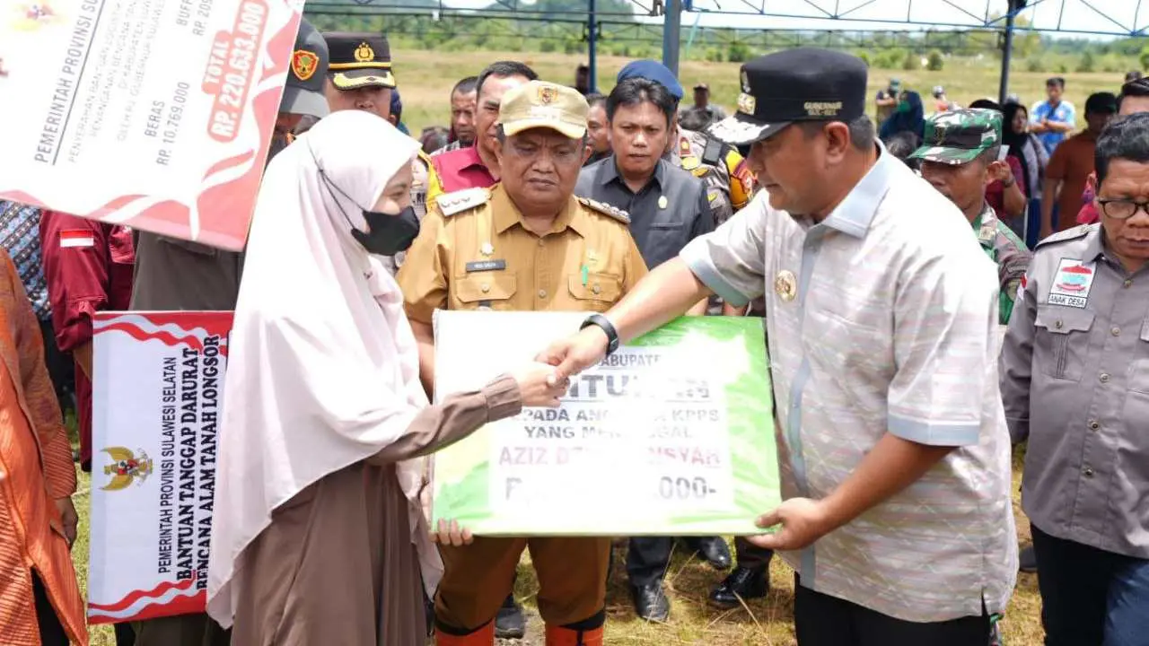 Usai Tanam Sukun, Pj Gubernur Sulsel Serahkan Bantuan Darurat dan Logistik Longsor di Luwu