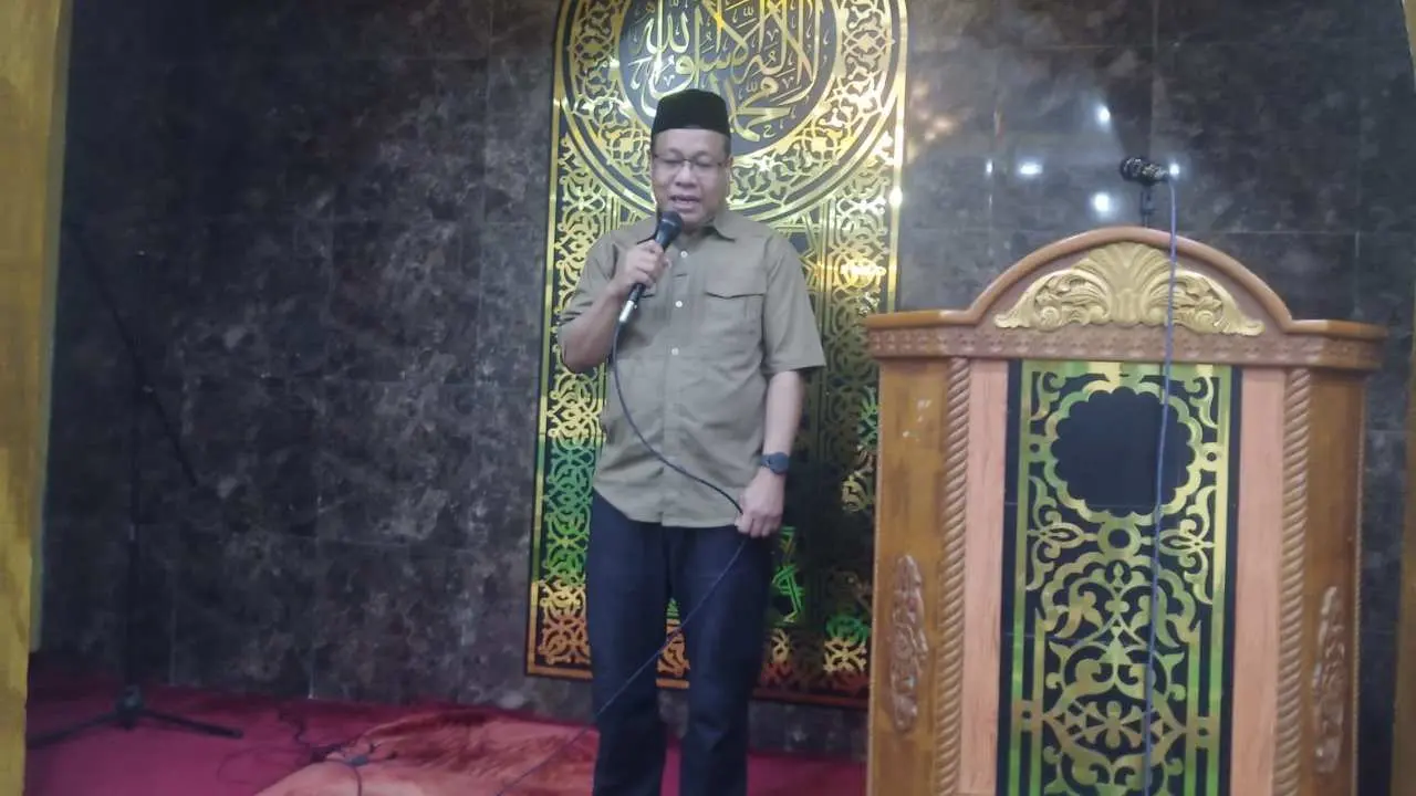 Sekwan Kota Makassar Wakili Wali kota Serahkan Bantuan ke Masjid Jannatul Firdaus Biring Romang
