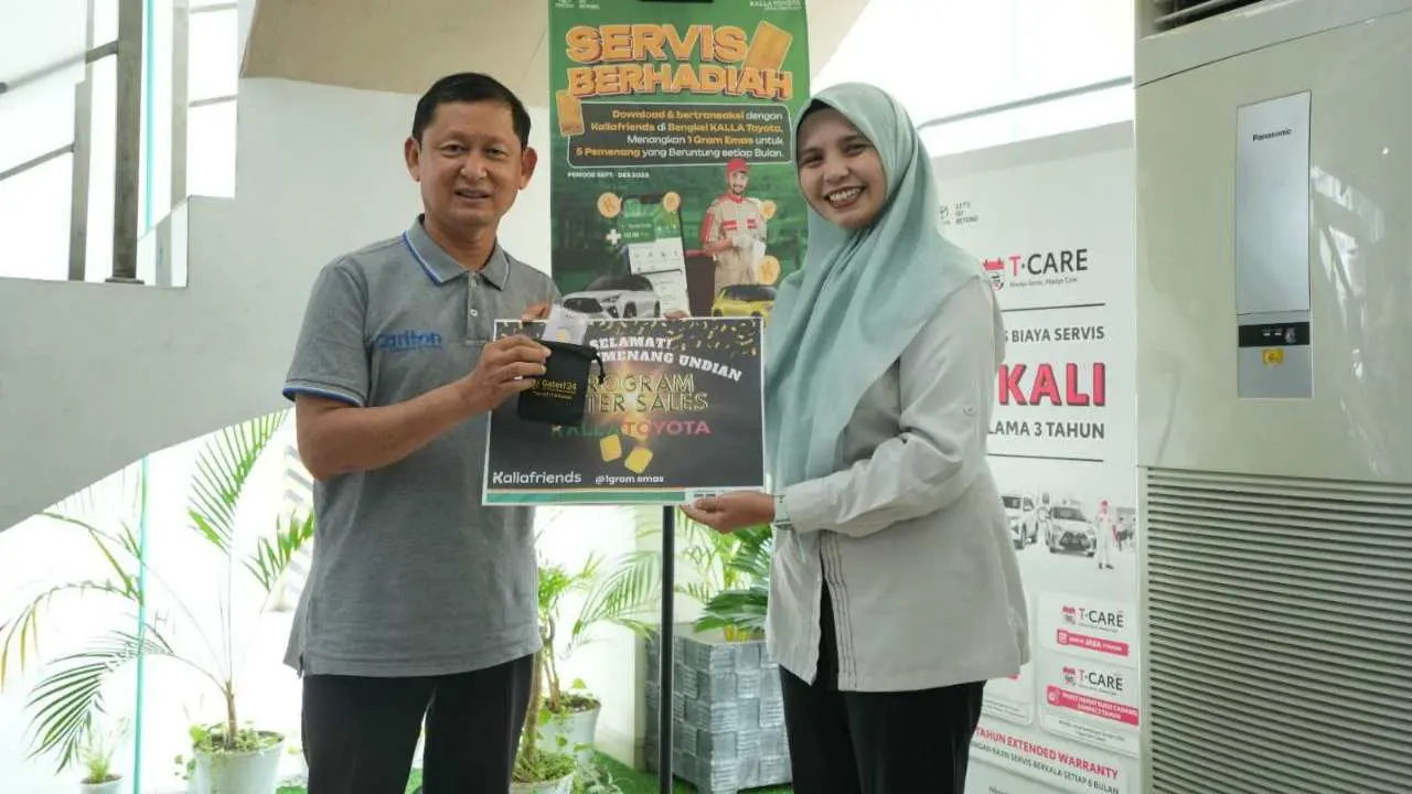 Beli Toyota Berhadiah iPhone 15, Servis di Bengkel Resmi Kalla Toyota Berhadiah Emas.