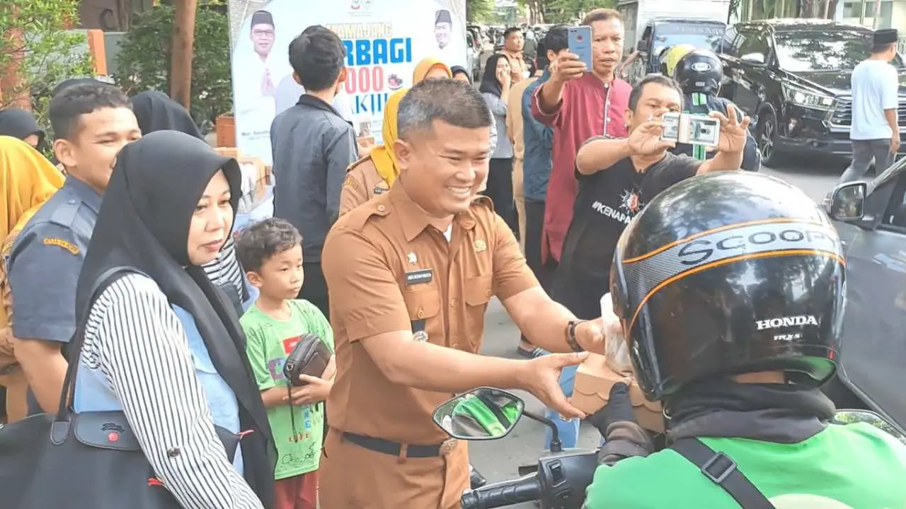 Pemerintah Kecamatan Mamajang Berbagi 1000 Paket Takjil