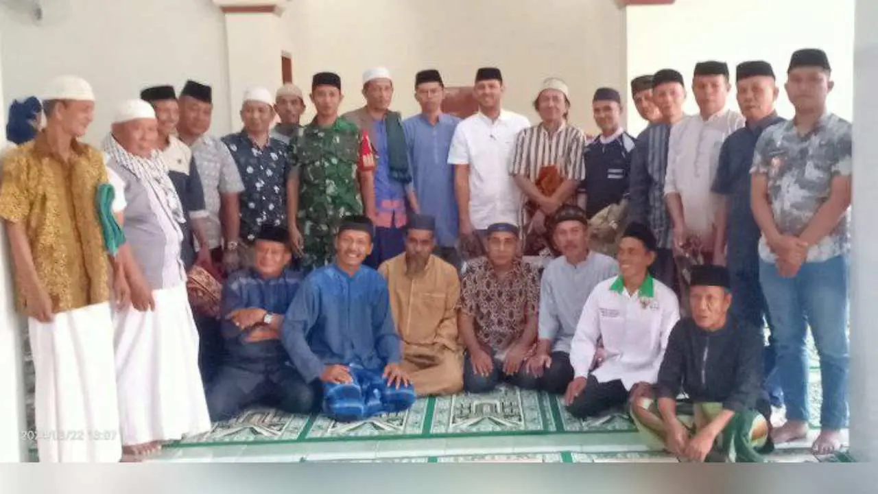 Sekcam Manggala Ajak Jemaah Masjid Baiturrahman Sholat Subuh Berjamaah di Anjungan Pantai Losari