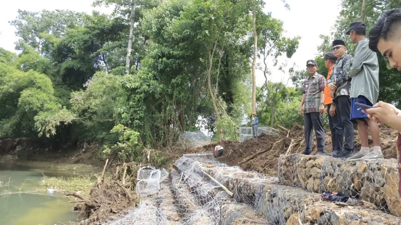 Pj Bupati Sidak Pembangunan Tanggul Bantaran Sungai Pangkarode, Polsel