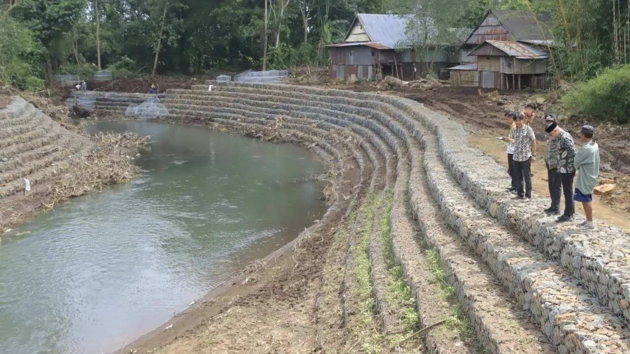 Pj Bupati Sidak Pembangunan Tanggul Bantaran Sungai Pangkarode, Polsel 2 Pj Bupati Sidak Pembangunan Tanggul Bantaran Sungai Pangkarode, Polsel