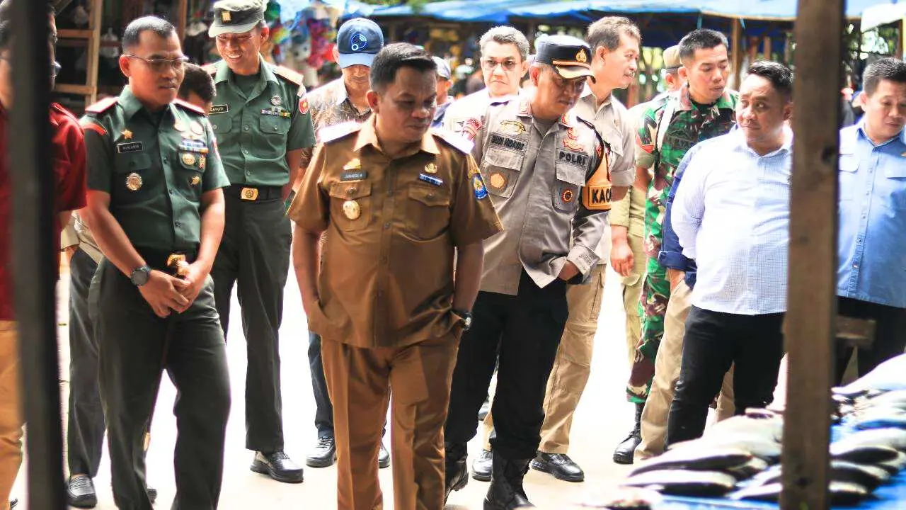 Pastikan Stok Kebutuhan Bahan Pokok Stabil di Bulan Ramadhan, Pj Bupati Sidak Pasar Karisa