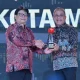 Beni Iskandar Raih Penghargaan kategori Outstanding Innovation Leadership Ajang CNN Indonesia Award 2024