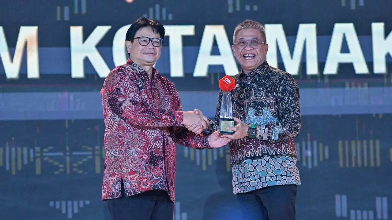 Beni Iskandar Raih Penghargaan kategori Outstanding Innovation Leadership Ajang CNN Indonesia Award 2024
