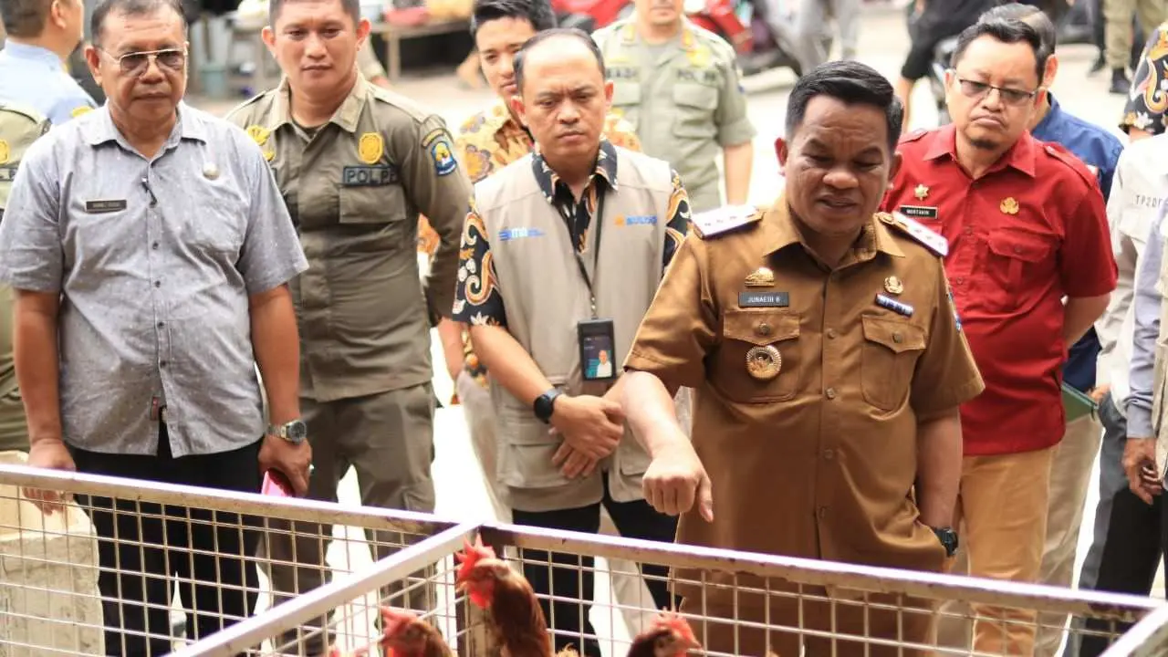 Pastikan Stok Kebutuhan Bahan Pokok Stabil di Bulan Ramadhan, Pj Bupati Sidak Pasar Karisa