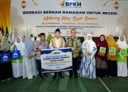 Pj Ketua PKK Sulsel Sofha Marwah Serahkan Bantuan Al Qur’an untuk Pesantren Putri Ummul Mukminin