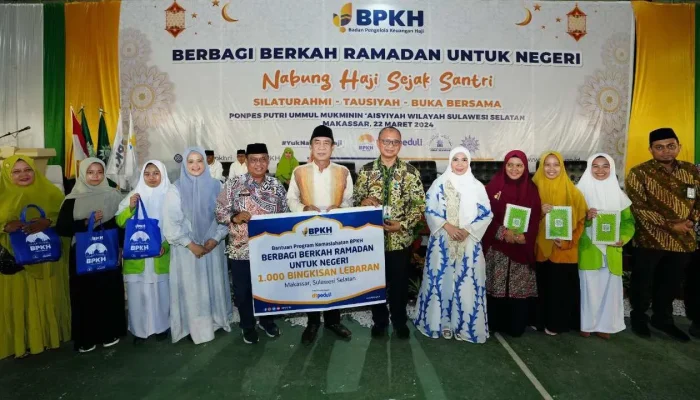 Pj Ketua PKK Sulsel Sofha Marwah Serahkan Bantuan Al Qur’an untuk Pesantren Putri Ummul Mukminin