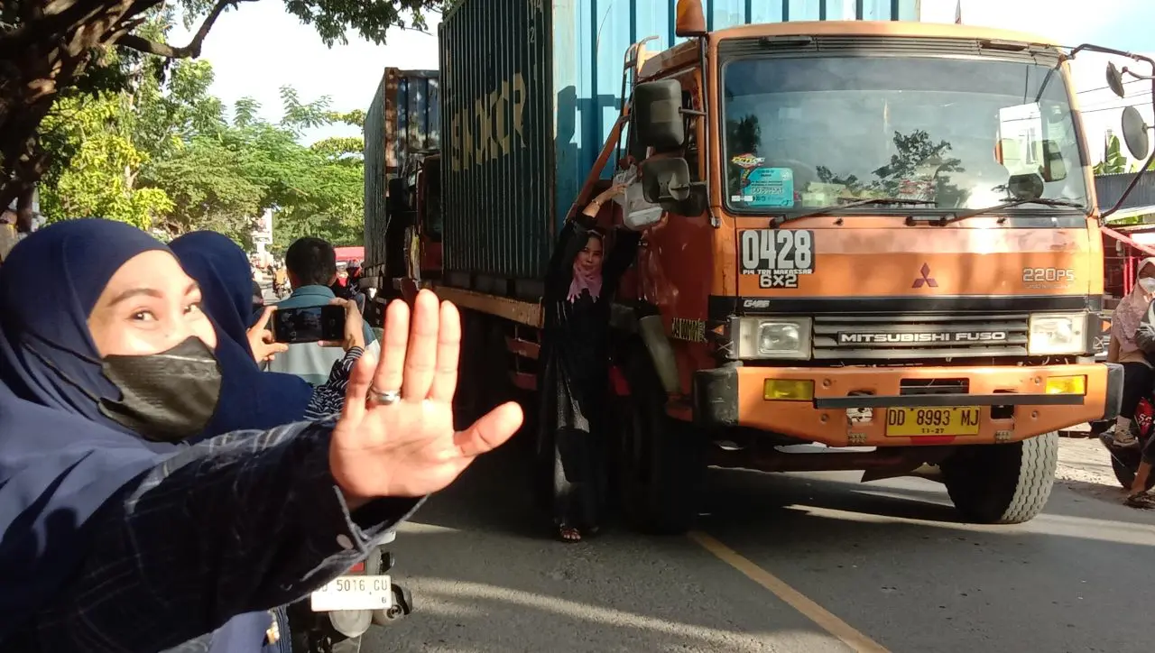 DWP Disdikbud Jeneponto Berbagi Takjil ke Warga yang Melintas di Jalan Raya