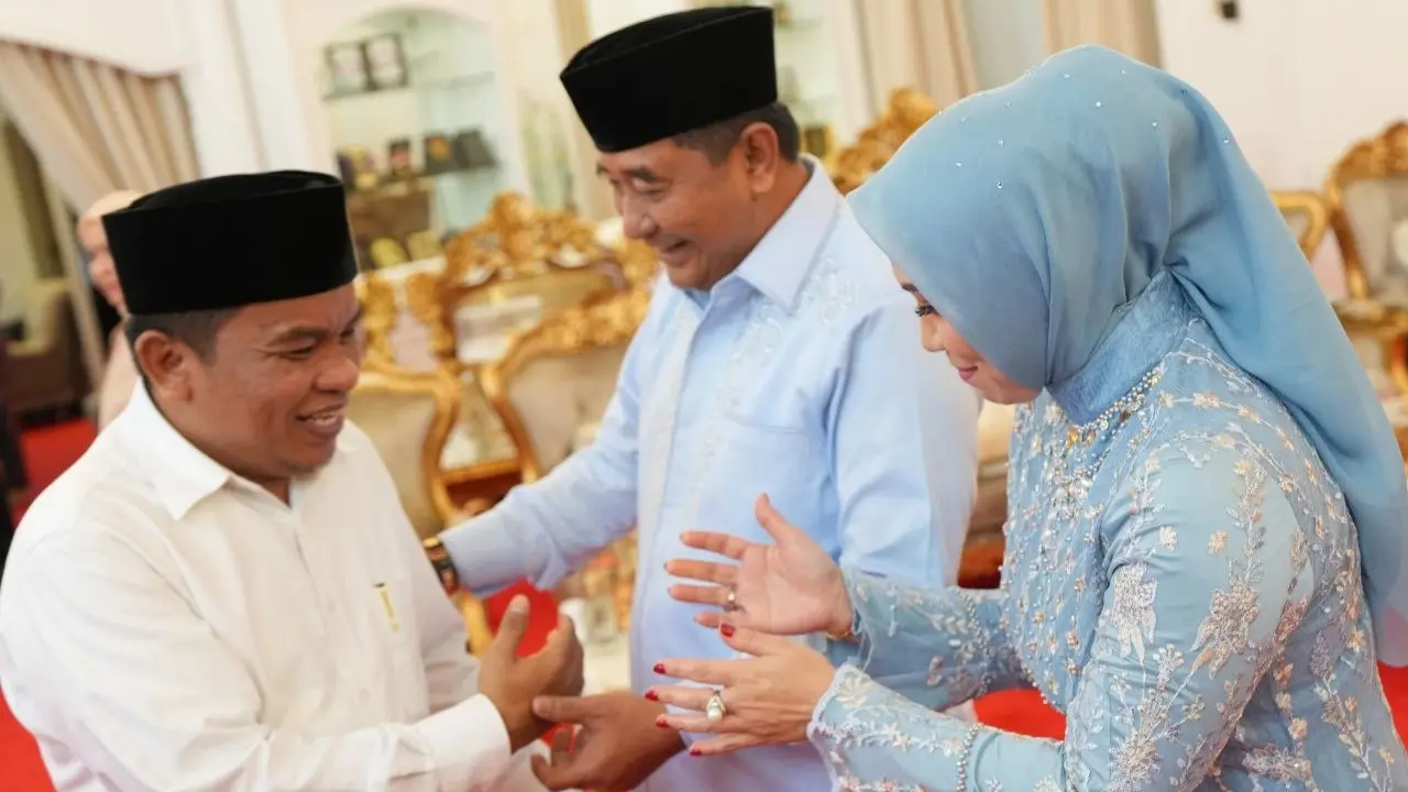 Open House Hari Kedua Lebaran, Pj Gubernur & Ketua PKK Sulsel Terima Kunjungan Silaturahmi Bupati Wali Kota dan Jajaran