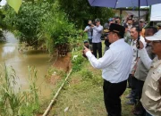 Pj Gubernur Sulsel Kunjungi Lokasi Banjir di Suli, Beri Bantuan Sembako ke Warga Terdampak