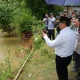 Pj Gubernur Sulsel Kunjungi Lokasi Banjir di Suli, Beri Bantuan Sembako ke Warga Terdampak