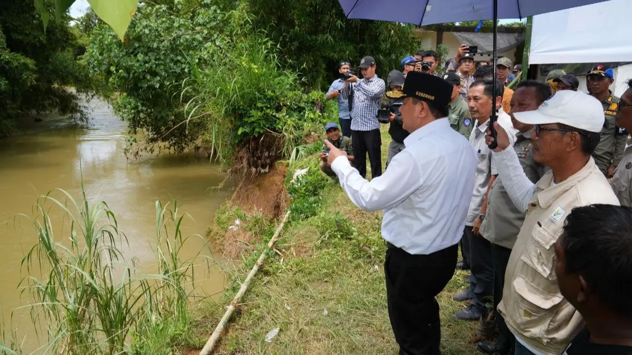 Pj Gubernur Sulsel Kunjungi Lokasi Banjir di Suli, Beri Bantuan Sembako ke Warga Terdampak