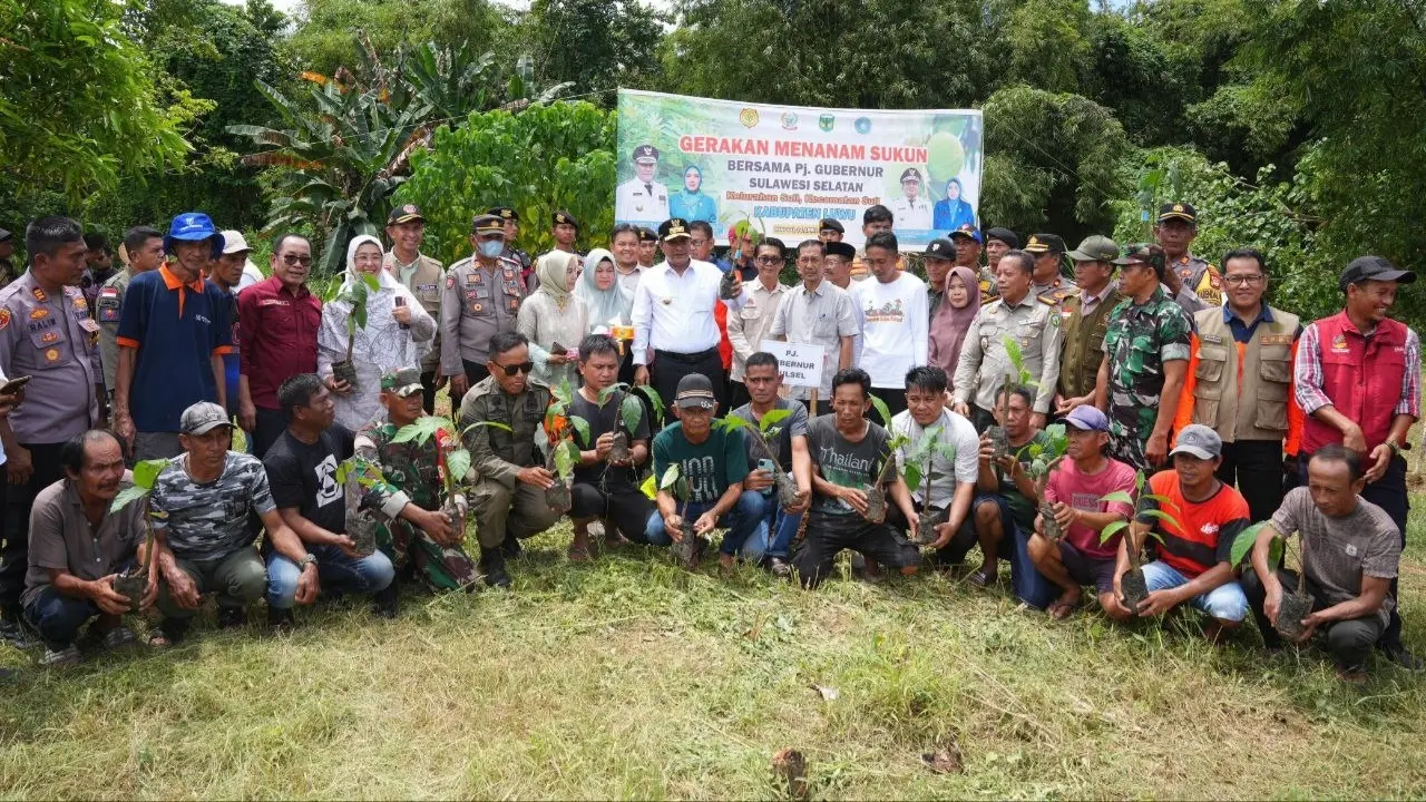 Pj Gubernur Sulsel Kunjungi Lokasi Banjir di Suli, Beri Bantuan Sembako ke Warga Terdampak 2 Pj Gubernur Sulsel Kunjungi Lokasi Banjir di Suli, Beri Bantuan Sembako ke Warga Terdampak