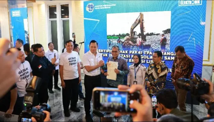 Pemkot Makassar Terima Sertifikat Elektronik Senilai Rp3 Triliun dari Menteri AHY
