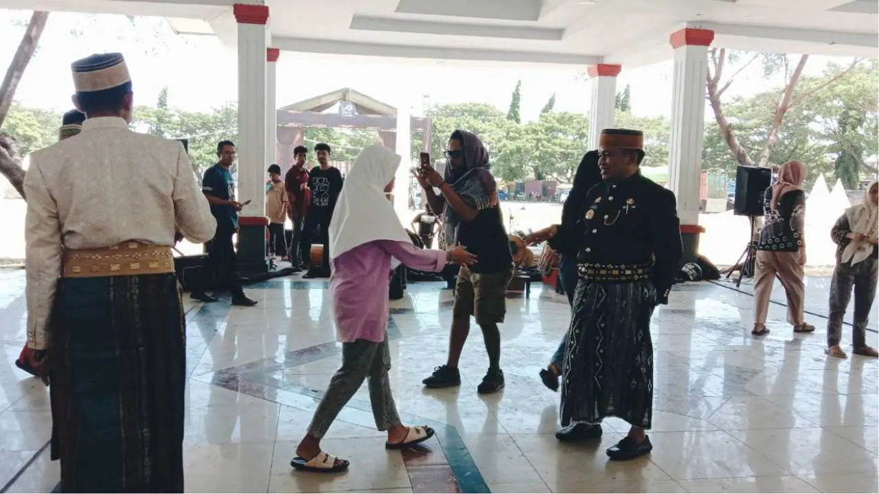 Pj Bupati Tinjau Kesiapan Pelaksanaan Hari Jadi Jeneponto: Masyarakat Sedapat Mungkin Hadir Menyaksikan 2 Pj Bupati Tinjau Kesiapan Pelaksanaan Hari Jadi Jeneponto: Masyarakat Sedapat Mungkin Hadir Menyaksikan