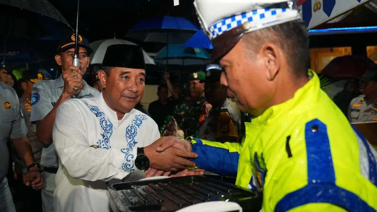 Pj Gubernur Bahtiar dan Forkopimda Pantau Keamanan dan Bagikan Paket Lebaran di Malam Takbiran