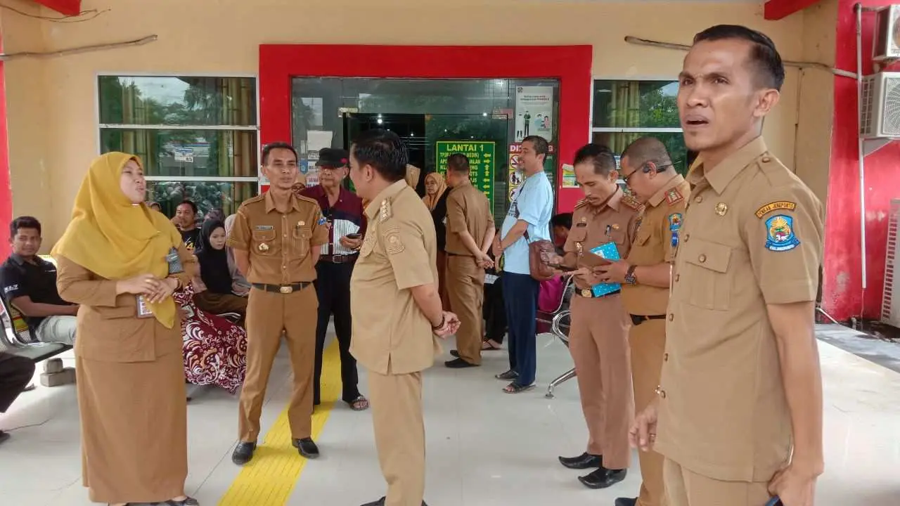 Sidak OPD di Hari Pertama Kerja Pasca Idulfitri, Pj Bupati Jeneponto Apresiasi Pelayanan RSUD Lanto Daeng Pasewang 2 Sidak OPD di Hari Pertama Kerja Pasca Idulfitri, Pj Bupati Jeneponto Apresiasi Pelayanan RSUD Lanto Daeng Pasewang