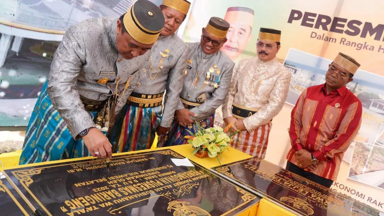 HUT Soppeng ke-763, Pj Gubernur Bahtiar Serahkan Bantuan & Resmikan Sejumlah Proyek