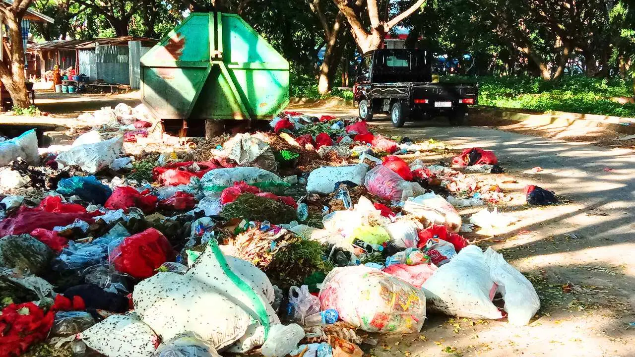 Miris, Tumpukan Sampah Jadi Aksesoris Kota Jelang Hari Jadi Jeneponto ke-161 3 Miris, Tumpukan Sampah Jadi Aksesoris Kota Jelang Hari Jadi Jeneponto ke-161
