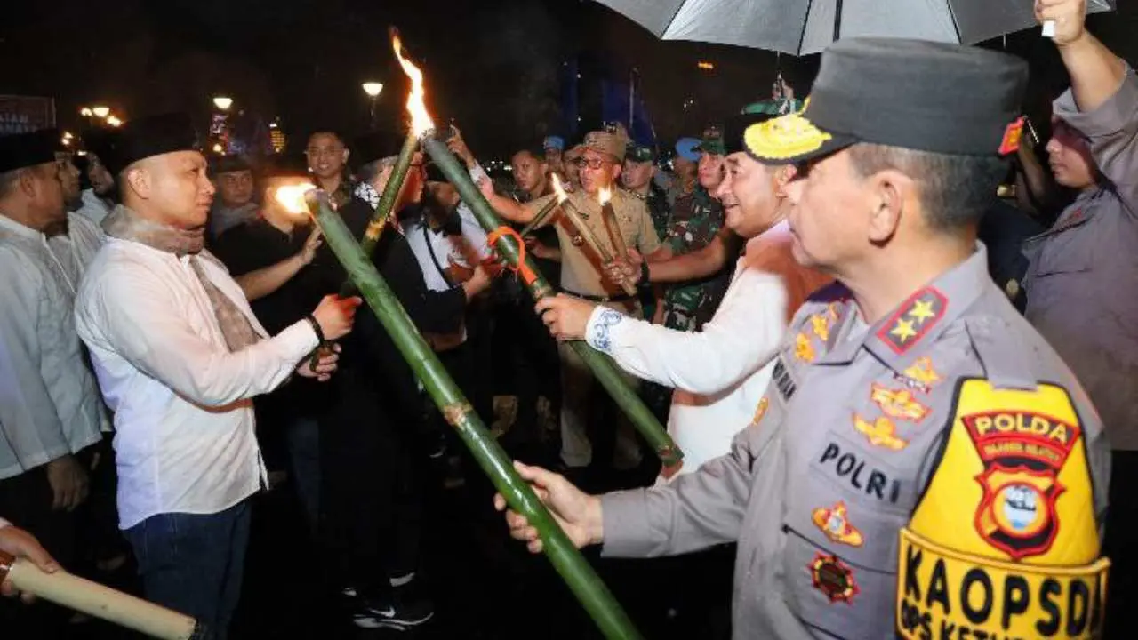 Danny Pomanto Lepas Peserta Pawai Obor dan Takbir Keliling 1 Syawal 1445 H: Bukti Makassar Kota Damai