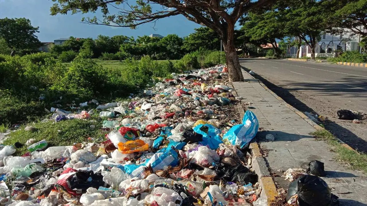 Miris, tumpukan sampah menghiasi sejumlah titik di wilayah Kota Kabupaten Jeneponto dan sekitarnya.