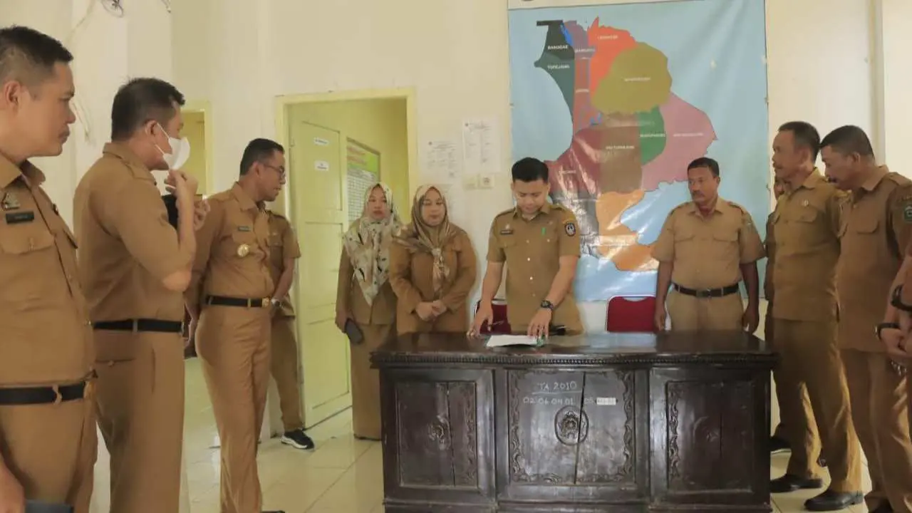 Hari Pertama Masuk Pasca Lebaran, Pj Bupati Takalar Sidak ke Sejumlah Kantor Pelayanan 3 Hari Pertama Masuk Pasca Lebaran, Pj Bupati Takalar Sidak ke Sejumlah Kantor Pelayanan