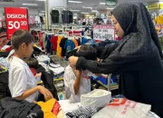 Indahnya Berbagi, YBM PLN Sulselrabar Ajak Anak Yatim dan Dhuafa Belanja Baju Lebaran