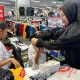 Indahnya Berbagi, YBM PLN Sulselrabar Ajak Anak Yatim dan Dhuafa Belanja Baju Lebaran