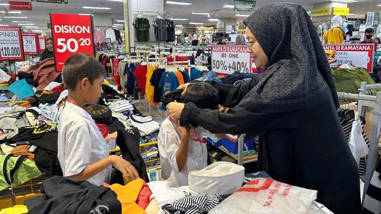 Indahnya Berbagi, YBM PLN Sulselrabar Ajak Anak Yatim dan Dhuafa Belanja Baju Lebaran