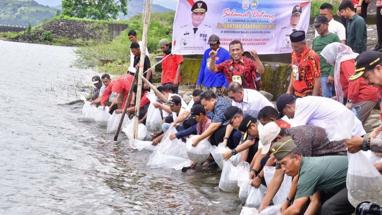 Tebar 100 Ribu Benih Ikan, Pj Gubernur Sulsel Ajak Masyarakat Rawat Bendungan Bili-bili
