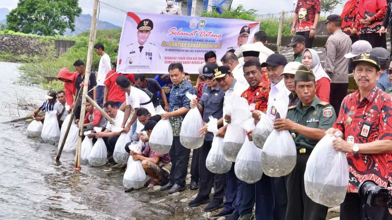 Tebar 100 Ribu Benih Ikan, Pj Gubernur Sulsel Ajak Masyarakat Rawat Bendungan Bili-bili
