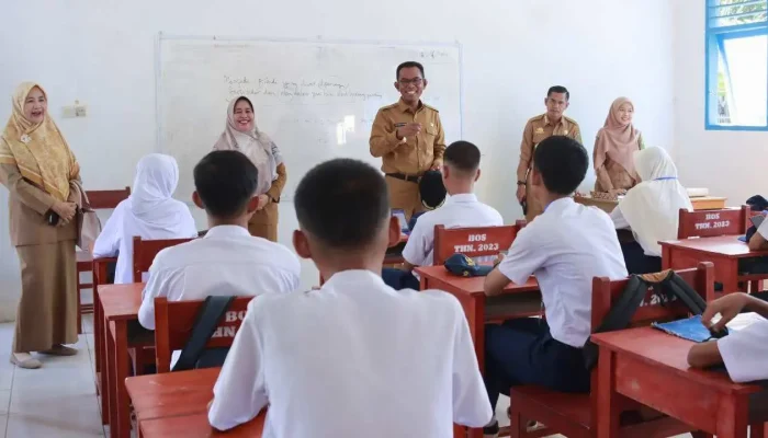 Penjabat Bupati Pantau Proses Ujian Sekolah Berbasis Digital di SMPN 1 Takalar