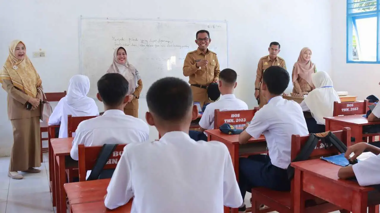 Penjabat Bupati Pantau Proses Ujian Sekolah Berbasis Digital di SMPN 1 Takalar