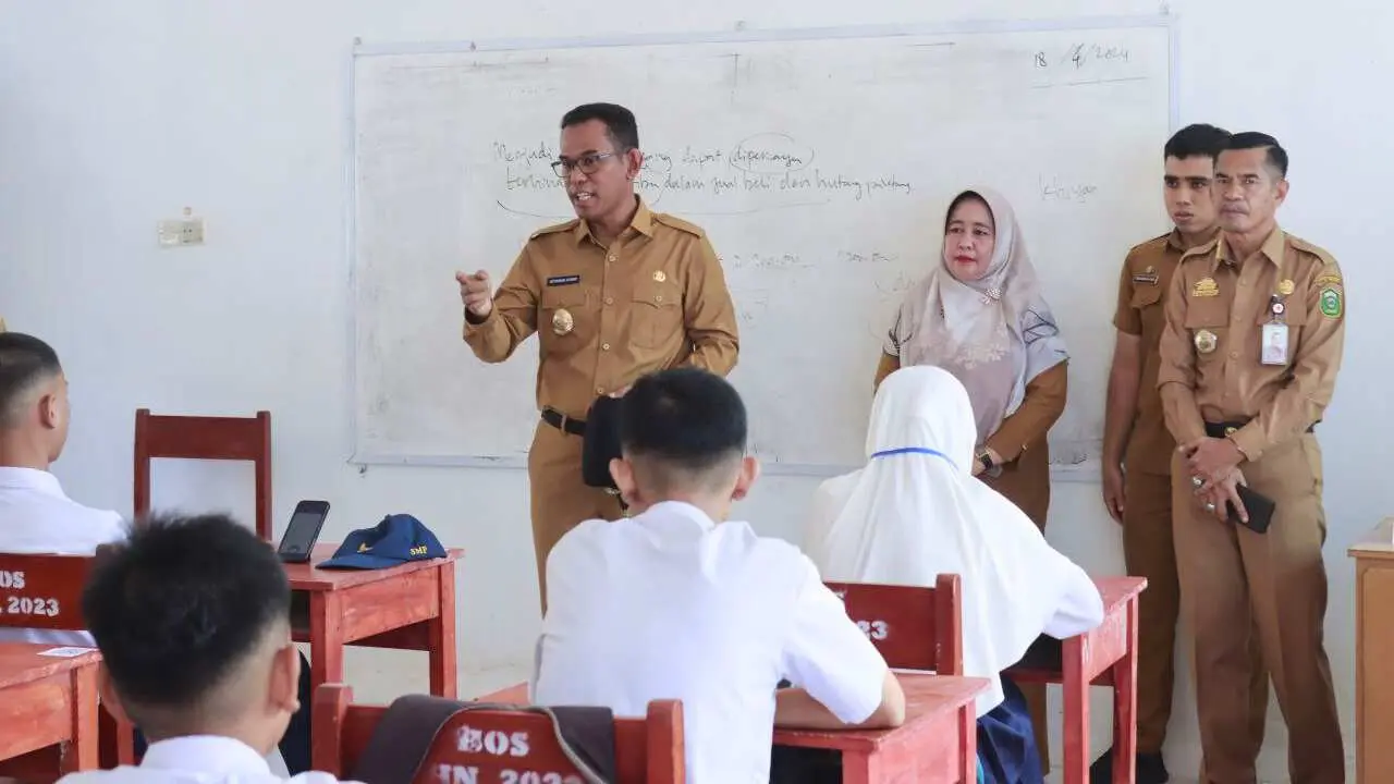 Penjabat Bupati Pantau Proses Ujian Sekolah Berbasis Digital di SMPN 1 Takalar