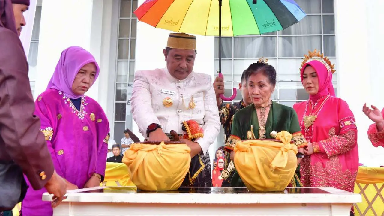 Ketua PKK Sulsel dampingi Pj Gubernur Ikuti Ritual Adat Mappacekke Wanua Sebelum Perayaan HUT Palopo Ke-22