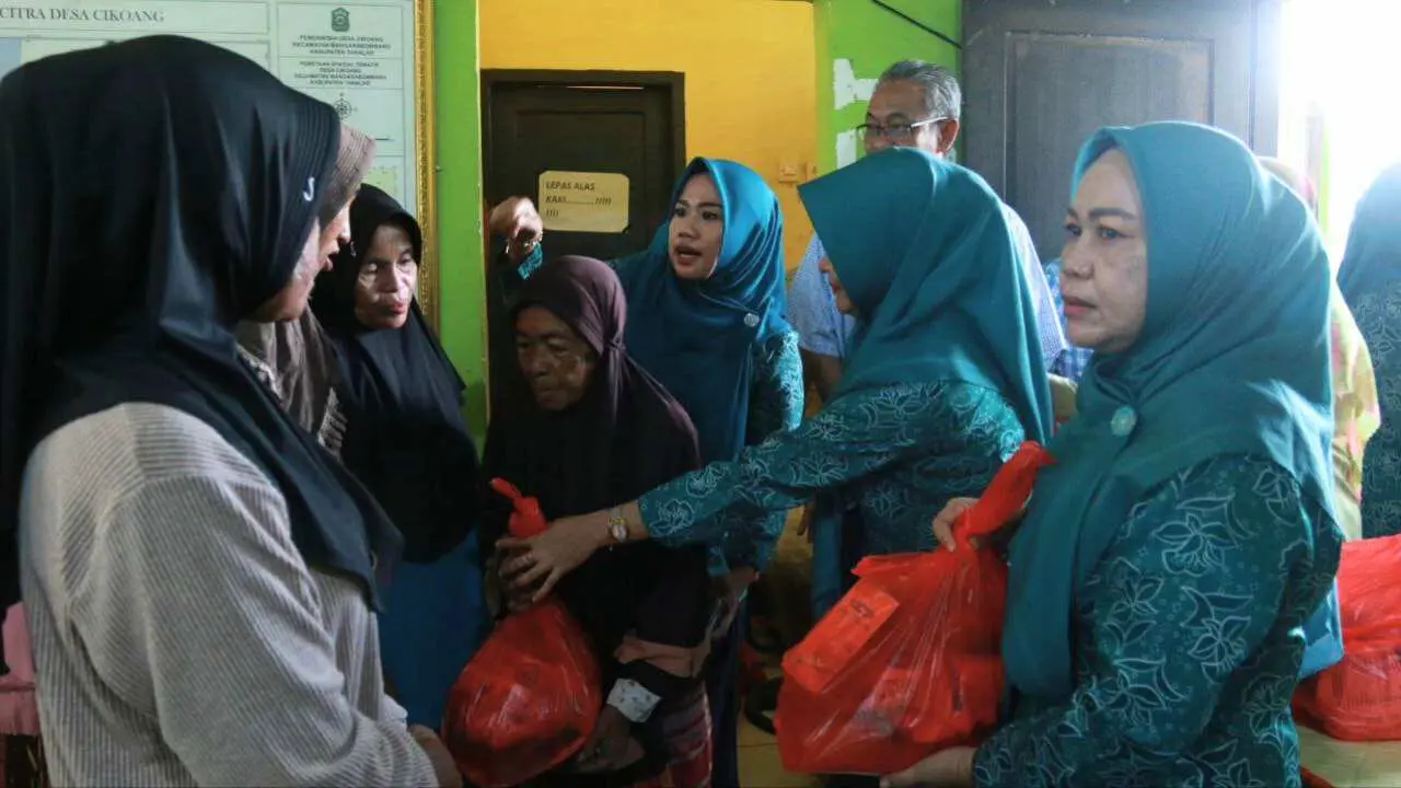 Pemkab Takalar Kembali Salurkan Bantuan Paket Sembako Bagi Masyarakat Miskin Ekstrem