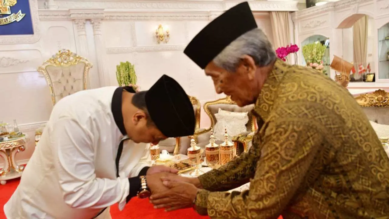Hingga Malam, Warga Terus Berdatangan ke Open House Lebaran Pj Gubernur Sulsel 2 Hingga Malam, Warga Terus Berdatangan ke Open House Lebaran Pj Gubernur Sulsel