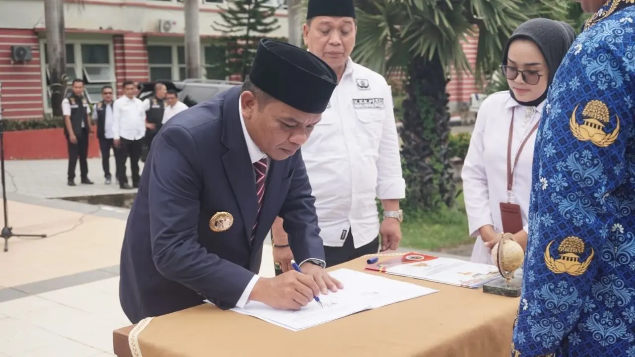 Pj Bupati Jeneponto Serahkan SK kepada 287 Orang Lolos Seleksi PPPK 2 Pj Bupati Jeneponto Serahkan SK kepada 287 Orang Lolos Seleksi PPPK