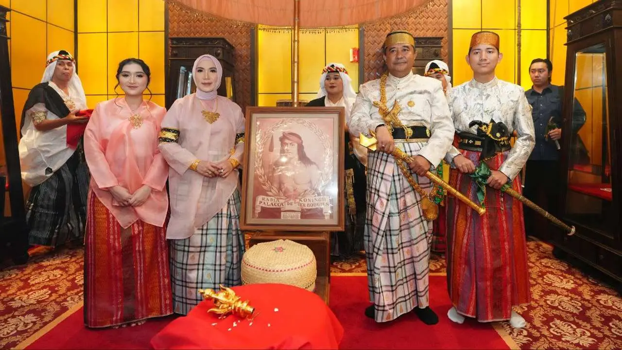 Didampingi Pj Ketua TP PKK Sulsel, Dewan Adat Saoraja Bone Anugerahi Pj Gubernur Bahtiar Gelar Adat Daeng Mappuji