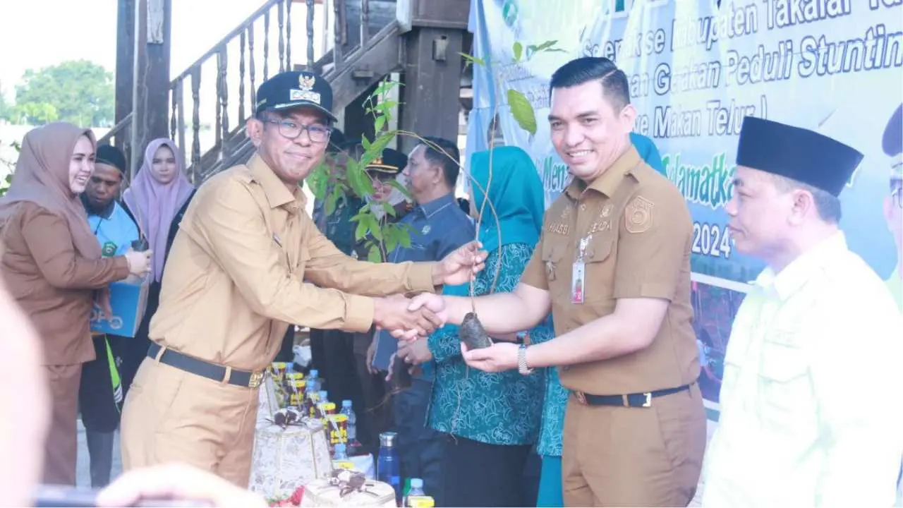 Hari Bumi, Pj Bupati Takalar-Forkopimda Tanam Pohon Serentak & Kampanye Peduli Stunting 2 Hari Bumi, Pj Bupati Takalar-Forkopimda Tanam Pohon Serentak & Kampanye Peduli Stunting