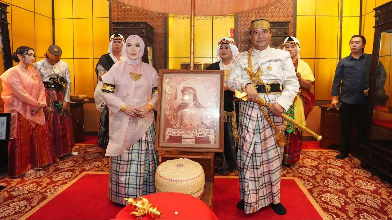 Didampingi Pj Ketua TP PKK Sulsel, Dewan Adat Saoraja Bone Anugerahi Pj Gubernur Bahtiar Gelar Adat Daeng Mappuji 2 Didampingi Pj Ketua TP PKK Sulsel, Dewan Adat Saoraja Bone Anugerahi Pj Gubernur Bahtiar Gelar Adat Daeng Mappuji