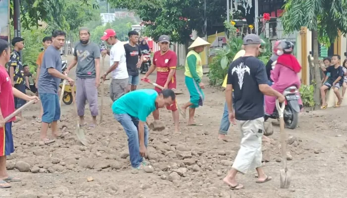 Lama Tak di Aspal, Pemdes Lentu Jeneponto Lakukan Penimbunan Jalan Secara Swadaya