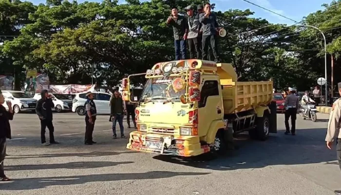 Bentuk Solidaritas pada Rekannya di Bulukumba, Mahasiswa HMI Jeneponto Aksi Blokade Jalan di Depan Polres