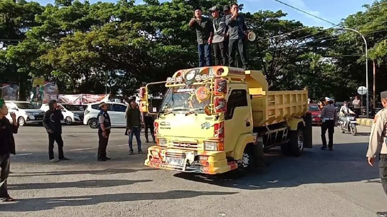 Bentuk Solidaritas pada Rekannya di Bulukumba, Mahasiswa HMI Jeneponto Aksi Blokade Jalan di Depan Polres