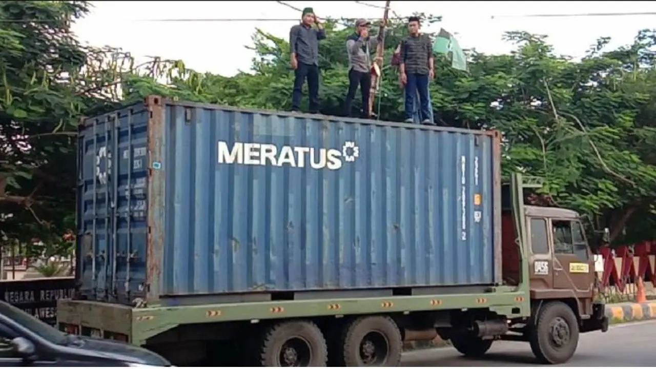 Bentuk Solidaritas pada Rekannya di Bulukumba, Mahasiswa HMI Jeneponto Aksi Blokade Jalan di Depan Polres